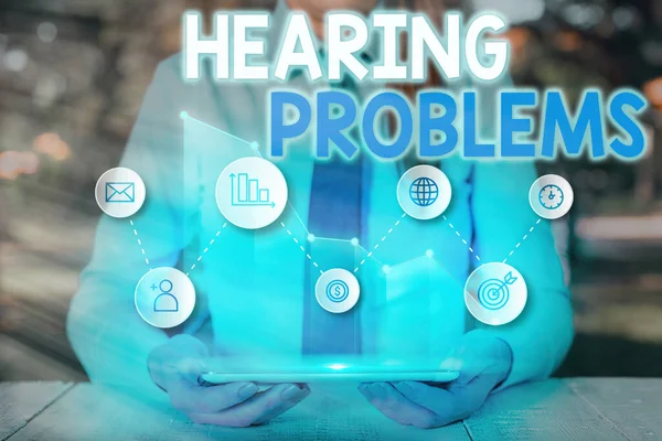 Εννοιολογική γραφή χεριών που δείχνει προβλήματα ακοής. Επαγγελματικό φωτογραφικό κείμενο είναι μερική ή ολική αδυναμία να ακούσετε ήχους κανονικά. — Φωτογραφία Αρχείου