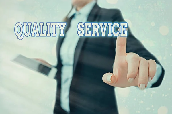 Schreiben Notiz zeigt Quality Service. Geschäftsfotos, die zeigen, wie gut erbrachte Dienstleistungen den Erwartungen der Kunden entsprechen. — Stockfoto