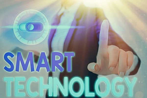 Εννοιολογική γραφή χεριών που δείχνει Έξυπνη Τεχνολογία. Επαγγελματική φωτογραφία showcasing gadgets ή συσκευή που έχει ενσωματωμένο υπολογιστή ή τσιπ. — Φωτογραφία Αρχείου