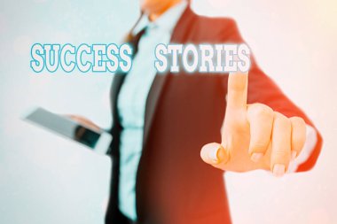 Başarı Hikayeleri 'ni gösteren bir not yazıyorum. İş fotoğraflarında, hayatına nasıl başladığından ölümüne kadar modellerin hayatı gösteriliyor..