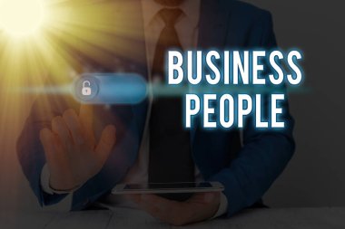 Business People 'ı gösteren bir not yazıyorum. İş dünyasında çalışan insanların özellikle yönetici düzeyinde fotoğraflarının sergilenmesi.