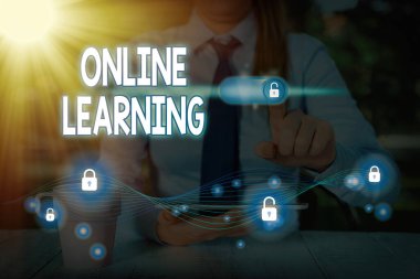 Çevrimiçi Öğrenme 'yi gösteren metin işareti. Kavramsal fotoğraf. İnternet ve bilgisayar yardımıyla Larning..