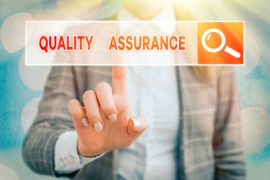 El yazısı Kalite Güvencesi. Kavram, belirli bir kalitede belirlenmiş gereksinim sağlar.