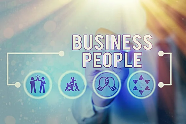 Escrevendo uma nota mostrando Business People. Foto de negócios mostrando pessoas que trabalham em negócios, especialmente em nível executivo . — Fotografia de Stock
