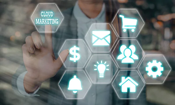 Escritura a mano de texto Cloud Marketing. Concepto significado El proceso de una organización para comercializar sus servicios . — Foto de Stock