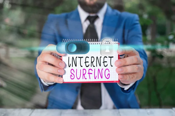 Schreibnotiz, die das Surfen im Internet zeigt. Geschäftsfotos, die das Surfen auf hunderten von Webseiten mit jedem installierten Browser zeigen. — Stockfoto