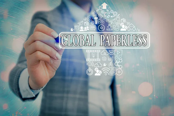 Píšu poznámku s názvem Global Paperless. Obchodní foto představení jít na technologické metody, jako je e-mail místo papíru. — Stock fotografie