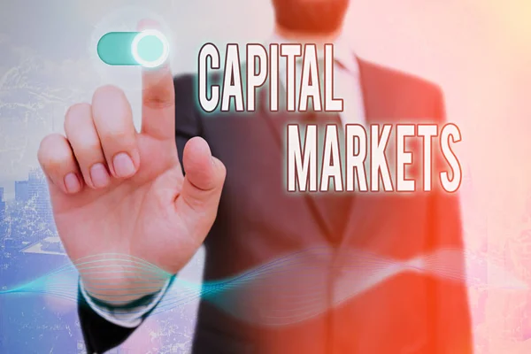 Conceptuele handschrift toont Capital Markets. Business foto tekst Sta bedrijven toe om fondsen te werven door het verstrekken van marktbeveiliging. — Stockfoto