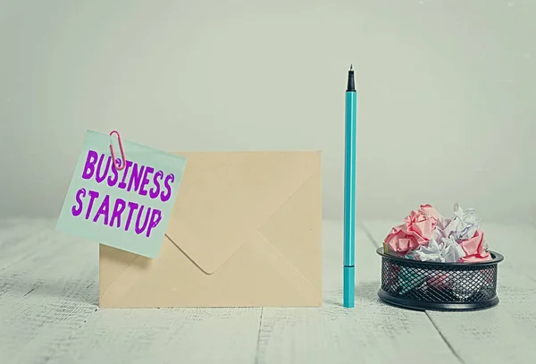 Skriva lapp som visar Business Startup. Business photo showcasing Att sätta upp nya handel satsning Fresh Undertaking Kuvert klibbig not markör papper bollar behållare trä bakgrund. — Stockfoto