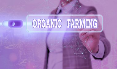 Organik Tarım 'ı gösteren bir not yazıyorum. Sürdürülebilirlik için çabalayan birleşik tarım sistemini gösteren iş fotoğrafı.