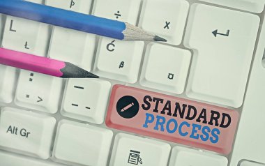 El yazısı Standart Süreç. Kavram, nihai ürün kalitesiyle eşleşmesi gereken kurallar anlamına gelir.
