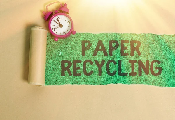 Texto de escritura de palabras Reciclaje de papel. Concepto de negocio para el uso de los papeles usados de una nueva manera reciclándolos . — Foto de Stock