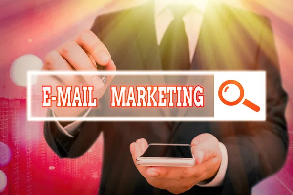 Texto manuscrito Email Marketing. Conceito significado Enviar uma mensagem comercial para um grupo de mostrar usando correio . — Fotografia de Stock