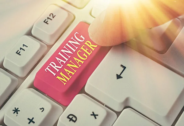 Scrittura manuale concettuale che mostra Training Manager. Testo fotografico aziendale che fornisce le competenze necessarie per migliorare le posizioni elevate . — Foto Stock