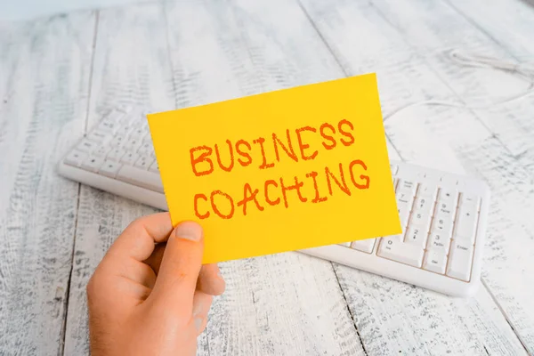 Konceptuální rukopis ukazující Business Coaching. Business photo showcasing Pomáháme zaměstnancům stát se aktivnějšími Poradenství odborník Muž drží barevnou připomínku čtvercového tvaru dřeva podlahy. — Stock fotografie