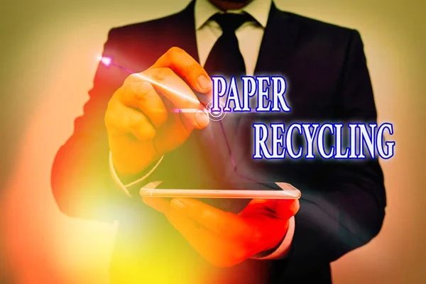 Signo de texto que muestra el reciclaje de papel. Foto conceptual Usar los papeles usados de una manera nueva reciclándolos . — Foto de Stock