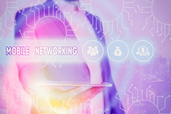 Εννοιολογική γραφή χεριών που δείχνει Mobile Networking. Business photo showing Δίκτυο επικοινωνίας όπου η τελευταία σύνδεση είναι ασύρματη. — Φωτογραφία Αρχείου