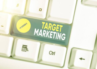 Hedef Pazarlamayı gösteren bir not yazıyorum. İş fotoğrafçılığı hedef kitlesi Reklam Müşterileri Seçilen.