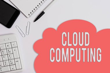Cloud Computing 'i gösteren metin işareti. Kavramsal fotoğraf kullanımı Internet Business konsepti üzerinde barındırılan ve reklam ve metin iletileri için boş beyaz alanı olan uzak sunucu ağı.