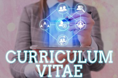 Müfredat Vitae 'nin el yazısı metni. İş fırsatı için bireysel niteliklerin genel değerlendirilmesi anlamına gelen kavram.