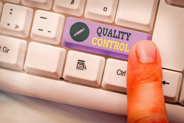 Handschriftliche Textbearbeitung Qualitätskontrolle. Konzept bedeutet sicherzustellen, dass Produkte oder Dienstleistungen aufgrund von Normen verkauft werden. — Stockfoto