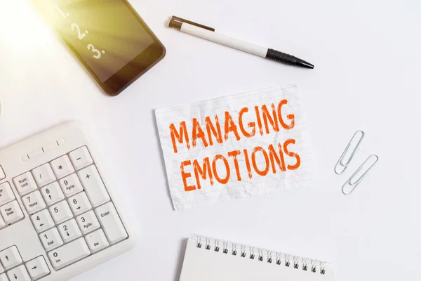 Escrevendo nota mostrando Managing Emotions. Foto de negócios showcasing Controlando sentimentos em si mesmo Manter a compostura Flat lay acima do computador lápis de telefone celular e papel nota espaço cópia . — Fotografia de Stock