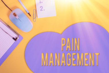 Kelime yazma Acı Yönetimi. Disiplinler arası yaklaşım sağlayan bir tıp dalı için iş konsepti Metal pano boş kağıt tabaka ataç fare kalem renkli arkaplan.