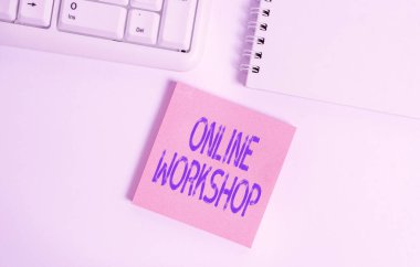 Online Atölye Kelime Yazma Metni. Elektronik web siteleri üzerinden mal ve eşya gösterimi için iş konsepti pc klavyesi tarafından beyaz arkaplan üzerine boş not kağıdı kopyalama alanı ile.