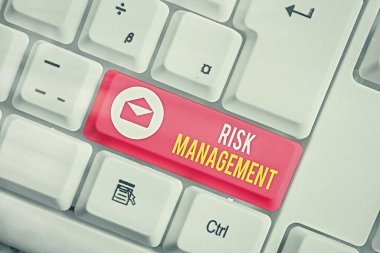 Risk Yönetimini gösteren bir not yazıyorum. Ekonomik risklerin ya da prosedürlerle ilgili sorunların iş fotoğrafı gösterimi.