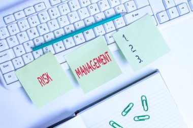 Risk Yönetimi 'nin el yazısı. Kavram, mali risklerin değerlendirilmesi ya da prosedürlerle ilgili sorunlar anlamına gelir. Kopya alanı olan üç boş yeşil kare kağıt.