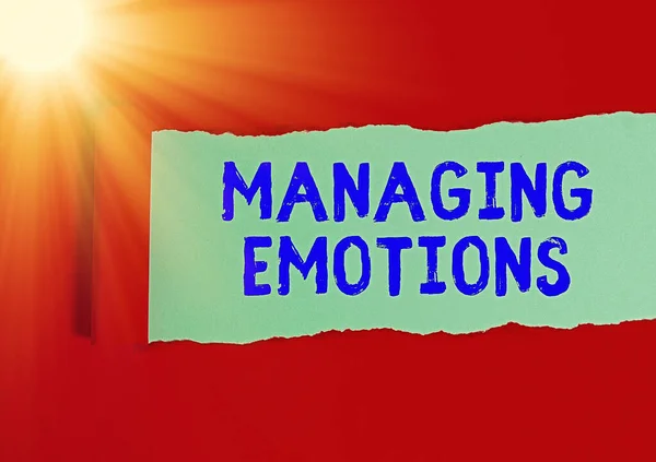 Escritura de texto a mano Managing Emotions. Concepto que significa Controlar los sentimientos en uno mismo Mantener la compostura . — Foto de Stock