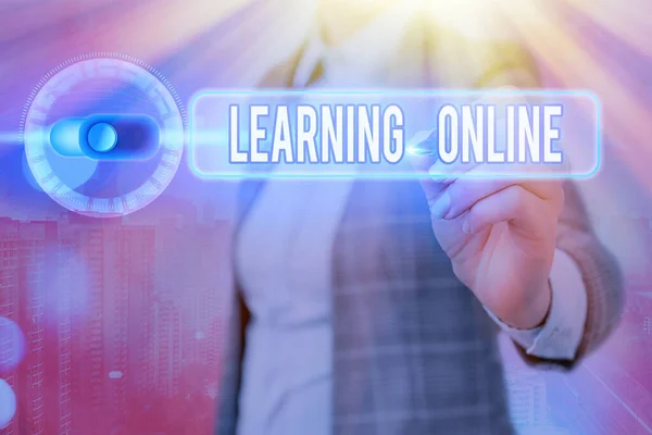 Skriva lapp som visar Lärande på nätet. Företagsfoto visa upp Lär dig något nytt med hjälp av internet och teknik. — Stockfoto