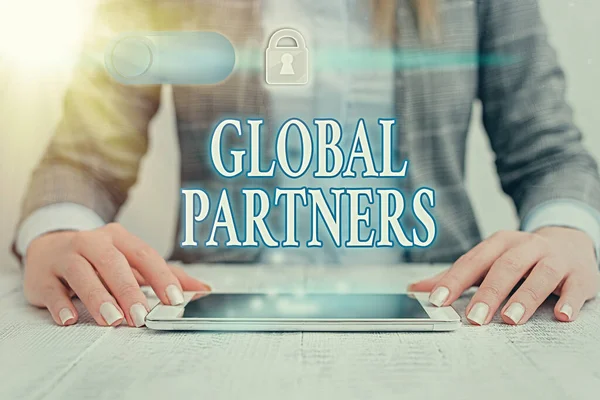 Написання нотаток, що показують глобальних партнерів. Дві або більше фірм з різних країн працюють як команда . — стокове фото
