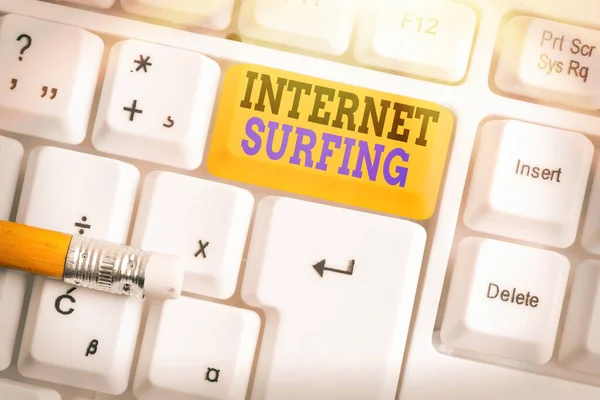 Texto para escrita de palavras Internet Surfing. Conceito de negócio para navegar em centenas de sites usando qualquer navegador instalado . — Fotografia de Stock