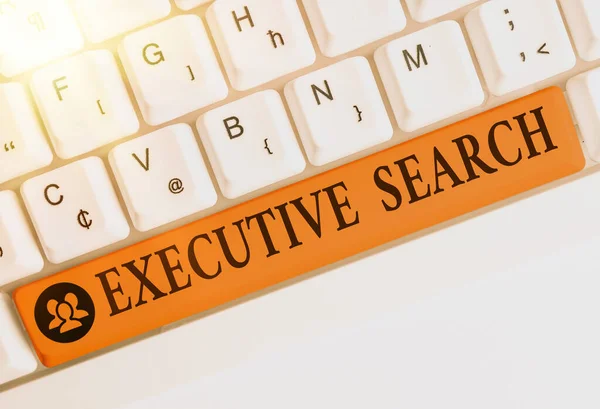 문자 로 Executive Search 를 작성 한다. 지원자 모집에 드는 비용을 지불하는 기업 개념. — 스톡 사진