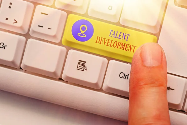 Escrita de mão conceitual mostrando Talent Development. Texto para fotos de negócios Construindo habilidades Habilidades Melhorando o Líder Potencial . — Fotografia de Stock