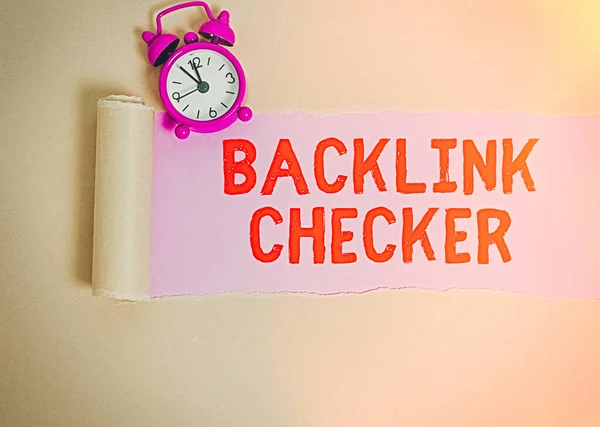 Escritura a mano texto Backlink Checker. Concepto significado Encuentra a tus competidores más valiosos y patrones planos . — Foto de Stock