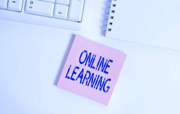 Woord schrijven tekst Online Learning. Zakelijk concept voor Larning met behulp van het internet en een computer Leeg briefpapier op de witte achtergrond door het pc-toetsenbord met kopieerruimte. — Stockfoto