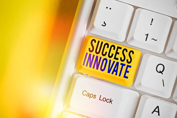 Szövegírás Success Innovate. Üzleti koncepció arra, hogy a szervezetek jobban alkalmazkodjanak a piaci erőkhöz. — Stock Fotó