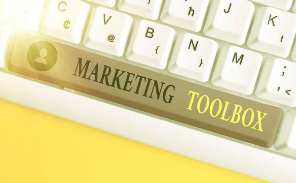 Escrita de mão conceitual mostrando Marketing Toolbox. Texto para fotos de negócios Significa promover um produto ou serviços Automação . — Fotografia de Stock