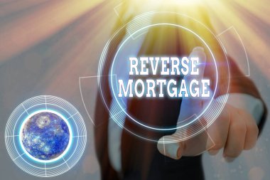 Ters ipoteği gösteren kavramsal el yazısı. Yaşlılara iş fotoğrafı gösterme kredisi. Altmışlı yaşların üstünde ve daha yaşlılar için NASA tarafından döşenmiş bu görüntünün elementleri iade edilecek..