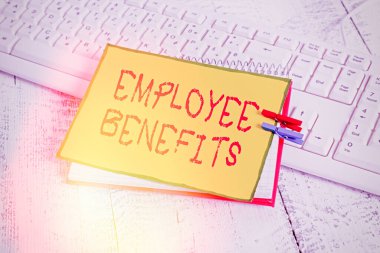 Çalışan Yardımları 'nı gösteren bir not yazıyorum. İş fotoğraflarında dolaylı ve nakit olmayan tazminatlar çalışanlara hatırlatma broşu ve çivilenmiş ahşap çarşaf..