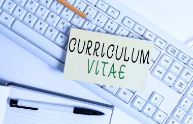 Müfredat Vitae 'nin el yazısı metni. İş fırsatı için bireysel niteliklerin genel görünümü anlamına gelen kavram Beyaz klavye beyaz arkaplan üzerinde not kağıdı ve ataç.