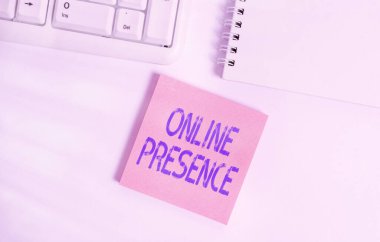 Online Metin Varlığı. Çevrimiçi bir arama ile bulunabilecek birinin var olması için iş konsepti beyaz arkaplan üzerine boş not kağıdı kopyalama alanı ile pc klavye.