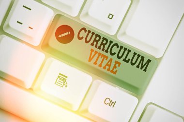 El yazısı metni Müfredat Vitae. İş fırsatı için bireysel niteliklerin genel değerlendirilmesi anlamına gelen kavram.