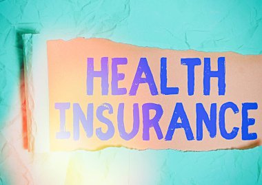 Sağlık sigortasını gösteren bir not yazıyorum. Tıbbi ve cerrahi masrafları karşılayan iş fotoğrafı kaplaması.