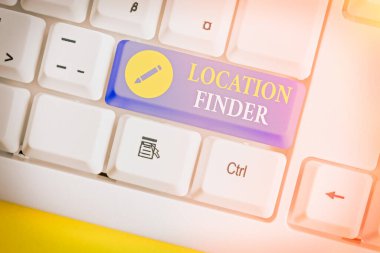 Konum Bulucu 'yu gösteren metin işareti. Seçili bir yerin adresini bulmak için kavramsal fotoğraf A servisi kullanıldı.