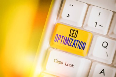 Kelime yazarı Seo Optimizasyonu. Web sitesinin veya sayfanın çevrimiçi görünürlüğünü etkileme süreci için iş konsepti.