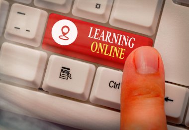 Çevrimiçi el yazısı öğrenme metni. Kavram, internet ve teknolojinin yardımıyla yeni bir şey öğrenmektir..