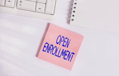 Kelime yazma metni Açık Kayıt. Gösterilen yıllık dönem için iş konsepti Bir sigorta kaydedebilirsiniz beyaz arkaplan üzerine boş not kağıdı kopya alanı ile pc klavye.
